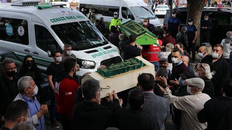 İ­z­m­i­r­ ­d­e­p­r­e­m­i­n­d­e­ ­h­a­y­a­t­ı­n­ı­ ­k­a­y­b­e­d­e­n­ ­a­i­l­e­ ­d­e­f­n­e­d­i­l­d­i­